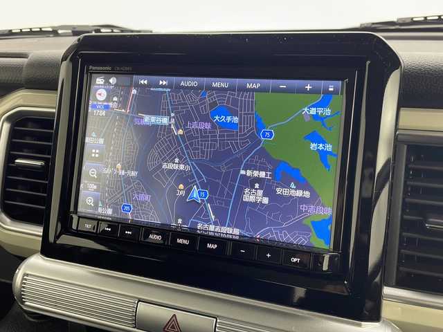 スズキ クロスビー HYBRID MZ 愛知県 2024(令6)年 1.8万km キャラバンアイボリーパールメタリック/ホワイト 2トーンルーフ 純正ナビ【CN-HZ8A5】/全方位カメラ/フルセグTV・Bluetooth・CD・DVD・USB/純正16インチアルミホイール/ＥＴＣ/ドライブレコーダー/SUZUKI Safety Support/デュアルカメラブレーキサポート/後退時ブレーキサポート/衝突被害軽減ブレーキ/誤発進抑制/後方誤発進抑制/車線維持支援/車線逸脱警報/ふらつき警報/アダプティブクルーズコントロール/先行車発進お知らせ/ヒルホールドコントロール/横滑り防止/アイドリングストップ/ハイビームアシスト/LEDヘッドライト/ファブリックシート/前席シートヒーター/革巻きステアリング/パドルシフト/フロアマット/プッシュスタート/スマートキー/スペアキー1本/保証書/取扱説明書・ナビ説明書