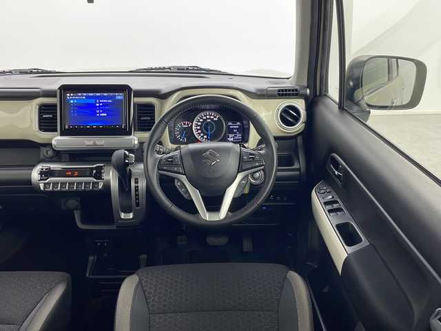 スズキ クロスビー HYBRID MZ 愛知県 2024(令6)年 1.8万km キャラバンアイボリーパールメタリック/ホワイト 2トーンルーフ 純正ナビ【CN-HZ8A5】/全方位カメラ/フルセグTV・Bluetooth・CD・DVD・USB/純正16インチアルミホイール/ＥＴＣ/ドライブレコーダー/SUZUKI Safety Support/デュアルカメラブレーキサポート/後退時ブレーキサポート/衝突被害軽減ブレーキ/誤発進抑制/後方誤発進抑制/車線維持支援/車線逸脱警報/ふらつき警報/アダプティブクルーズコントロール/先行車発進お知らせ/ヒルホールドコントロール/横滑り防止/アイドリングストップ/ハイビームアシスト/LEDヘッドライト/ファブリックシート/前席シートヒーター/革巻きステアリング/パドルシフト/フロアマット/プッシュスタート/スマートキー/スペアキー1本/保証書/取扱説明書・ナビ説明書