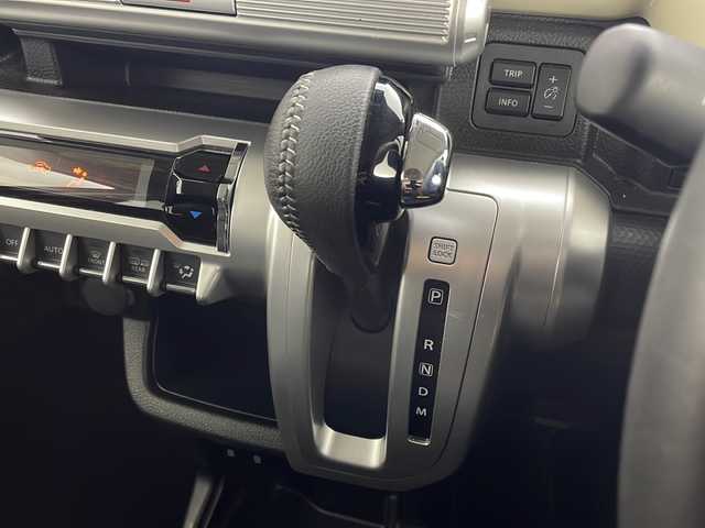 スズキ クロスビー HYBRID MZ 愛知県 2024(令6)年 1.8万km キャラバンアイボリーパールメタリック/ホワイト 2トーンルーフ 純正ナビ【CN-HZ8A5】/全方位カメラ/フルセグTV・Bluetooth・CD・DVD・USB/純正16インチアルミホイール/ＥＴＣ/ドライブレコーダー/SUZUKI Safety Support/デュアルカメラブレーキサポート/後退時ブレーキサポート/衝突被害軽減ブレーキ/誤発進抑制/後方誤発進抑制/車線維持支援/車線逸脱警報/ふらつき警報/アダプティブクルーズコントロール/先行車発進お知らせ/ヒルホールドコントロール/横滑り防止/アイドリングストップ/ハイビームアシスト/LEDヘッドライト/ファブリックシート/前席シートヒーター/革巻きステアリング/パドルシフト/フロアマット/プッシュスタート/スマートキー/スペアキー1本/保証書/取扱説明書・ナビ説明書