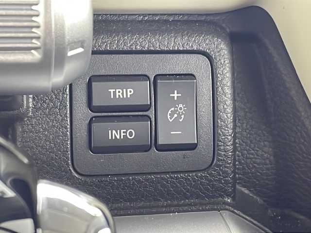 スズキ クロスビー HYBRID MZ 愛知県 2024(令6)年 1.8万km キャラバンアイボリーパールメタリック/ホワイト 2トーンルーフ 純正ナビ【CN-HZ8A5】/全方位カメラ/フルセグTV・Bluetooth・CD・DVD・USB/純正16インチアルミホイール/ＥＴＣ/ドライブレコーダー/SUZUKI Safety Support/デュアルカメラブレーキサポート/後退時ブレーキサポート/衝突被害軽減ブレーキ/誤発進抑制/後方誤発進抑制/車線維持支援/車線逸脱警報/ふらつき警報/アダプティブクルーズコントロール/先行車発進お知らせ/ヒルホールドコントロール/横滑り防止/アイドリングストップ/ハイビームアシスト/LEDヘッドライト/ファブリックシート/前席シートヒーター/革巻きステアリング/パドルシフト/フロアマット/プッシュスタート/スマートキー/スペアキー1本/保証書/取扱説明書・ナビ説明書