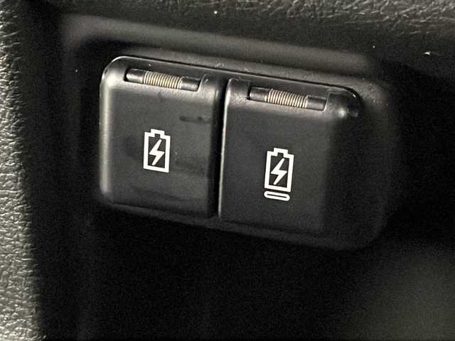 スズキ クロスビー HYBRID MZ 愛知県 2024(令6)年 1.8万km キャラバンアイボリーパールメタリック/ホワイト 2トーンルーフ 純正ナビ【CN-HZ8A5】/全方位カメラ/フルセグTV・Bluetooth・CD・DVD・USB/純正16インチアルミホイール/ＥＴＣ/ドライブレコーダー/SUZUKI Safety Support/デュアルカメラブレーキサポート/後退時ブレーキサポート/衝突被害軽減ブレーキ/誤発進抑制/後方誤発進抑制/車線維持支援/車線逸脱警報/ふらつき警報/アダプティブクルーズコントロール/先行車発進お知らせ/ヒルホールドコントロール/横滑り防止/アイドリングストップ/ハイビームアシスト/LEDヘッドライト/ファブリックシート/前席シートヒーター/革巻きステアリング/パドルシフト/フロアマット/プッシュスタート/スマートキー/スペアキー1本/保証書/取扱説明書・ナビ説明書