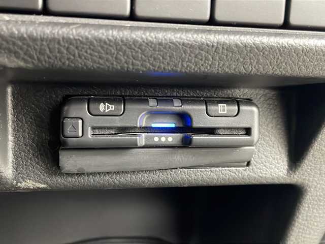 スズキ クロスビー HYBRID MZ 愛知県 2024(令6)年 1.8万km キャラバンアイボリーパールメタリック/ホワイト 2トーンルーフ 純正ナビ【CN-HZ8A5】/全方位カメラ/フルセグTV・Bluetooth・CD・DVD・USB/純正16インチアルミホイール/ＥＴＣ/ドライブレコーダー/SUZUKI Safety Support/デュアルカメラブレーキサポート/後退時ブレーキサポート/衝突被害軽減ブレーキ/誤発進抑制/後方誤発進抑制/車線維持支援/車線逸脱警報/ふらつき警報/アダプティブクルーズコントロール/先行車発進お知らせ/ヒルホールドコントロール/横滑り防止/アイドリングストップ/ハイビームアシスト/LEDヘッドライト/ファブリックシート/前席シートヒーター/革巻きステアリング/パドルシフト/フロアマット/プッシュスタート/スマートキー/スペアキー1本/保証書/取扱説明書・ナビ説明書