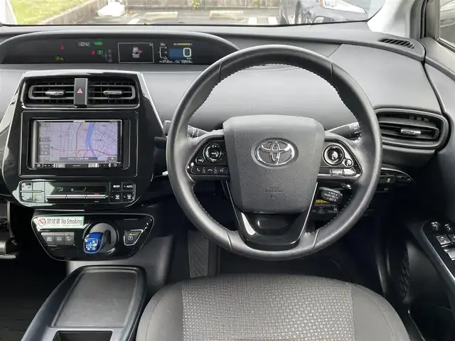 トヨタ プリウス S 愛知県 2019(令1)年 7.2万km ホワイトパールクリスタルシャイン (株)IDOMが運営する【じしゃロン名古屋鳴海店】の自社ローン専用車両になりますこちらは現金またはオートローンご利用時の価格です。自社ローンご希望の方は別途その旨お申付け下さい/スマートキー/社外ナビ/バックカメラ/ETC