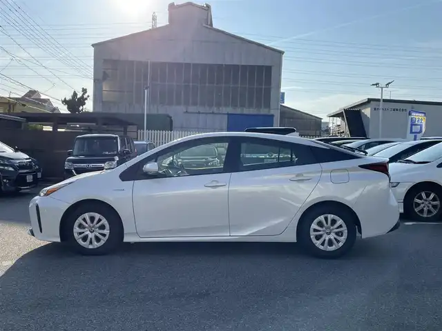 トヨタ プリウス S 愛知県 2019(令1)年 7.2万km ホワイトパールクリスタルシャイン (株)IDOMが運営する【じしゃロン名古屋鳴海店】の自社ローン専用車両になりますこちらは現金またはオートローンご利用時の価格です。自社ローンご希望の方は別途その旨お申付け下さい/スマートキー/社外ナビ/バックカメラ/ETC