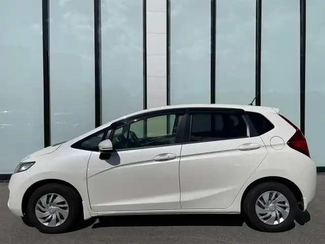 ホンダ フィット 13G Fパッケージ 大阪府 2015(平27)年 6.7万km プレミアムホワイトパールⅡ 純正ナビ　/   フルセグTV/CD/DVD/Bluetooth　/バックモニター/衝突軽減ブレーキ　/リアコーナーセンサー/横滑り防止装置　/アイドリングストップ　/ステアリングスイッチ　/前後ドライブレコーダー　/純正フロアマット　/プッシュスタート　/スマートキー　　/ＥＴＣ