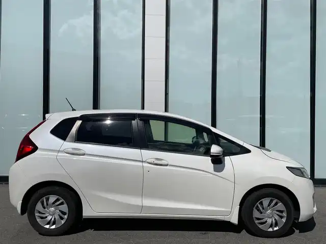 ホンダ フィット 13G Fパッケージ 大阪府 2015(平27)年 6.7万km プレミアムホワイトパールⅡ 純正ナビ　/   フルセグTV/CD/DVD/Bluetooth　/バックモニター/衝突軽減ブレーキ　/リアコーナーセンサー/横滑り防止装置　/アイドリングストップ　/ステアリングスイッチ　/前後ドライブレコーダー　/純正フロアマット　/プッシュスタート　/スマートキー　　/ＥＴＣ