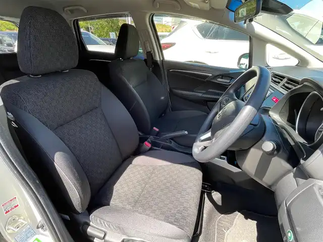 ホンダ フィット 13G Fパッケージ 大阪府 2015(平27)年 6.7万km プレミアムホワイトパールⅡ 純正ナビ　/   フルセグTV/CD/DVD/Bluetooth　/バックモニター/衝突軽減ブレーキ　/リアコーナーセンサー/横滑り防止装置　/アイドリングストップ　/ステアリングスイッチ　/前後ドライブレコーダー　/純正フロアマット　/プッシュスタート　/スマートキー　　/ＥＴＣ