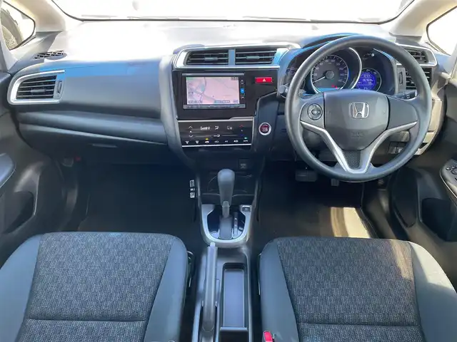 ホンダ フィット 13G Fパッケージ 大阪府 2015(平27)年 6.7万km プレミアムホワイトパールⅡ 純正ナビ　/   フルセグTV/CD/DVD/Bluetooth　/バックモニター/衝突軽減ブレーキ　/リアコーナーセンサー/横滑り防止装置　/アイドリングストップ　/ステアリングスイッチ　/前後ドライブレコーダー　/純正フロアマット　/プッシュスタート　/スマートキー　　/ＥＴＣ