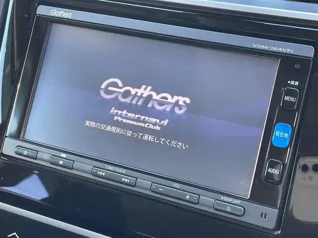 ホンダ フィット 13G Fパッケージ 大阪府 2015(平27)年 6.7万km プレミアムホワイトパールⅡ 純正ナビ　/   フルセグTV/CD/DVD/Bluetooth　/バックモニター/衝突軽減ブレーキ　/リアコーナーセンサー/横滑り防止装置　/アイドリングストップ　/ステアリングスイッチ　/前後ドライブレコーダー　/純正フロアマット　/プッシュスタート　/スマートキー　　/ＥＴＣ