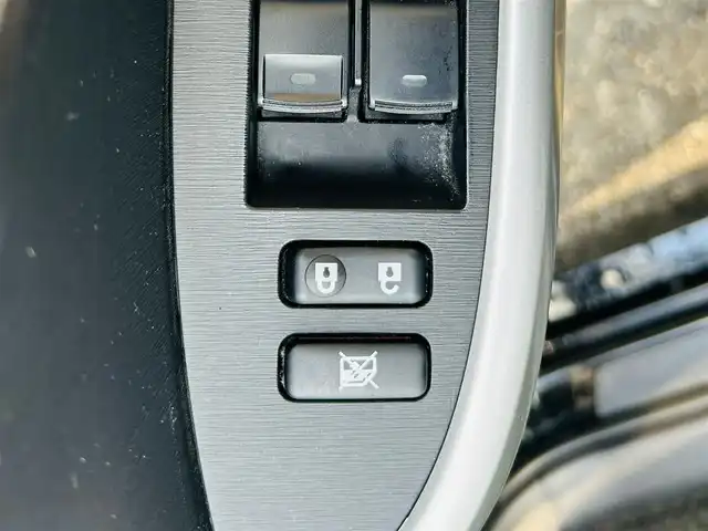 トヨタ プリウス G 岡山県 2015(平27)年 10万km ブラック (株)IDOMが運営する【じしゃロン岡山店】の自社ローン専用車両になります。こちらは現金またはオートローンご利用時の価格です。自社ローンご希望の方は別途その旨お申付け下さい/プッシュスタート/スペアキー1本/純正7インチナビ/バックカメラ/Bluetooth/AM/FM/CD/DVD/電格シート(運転席)/ハーフレザーシート