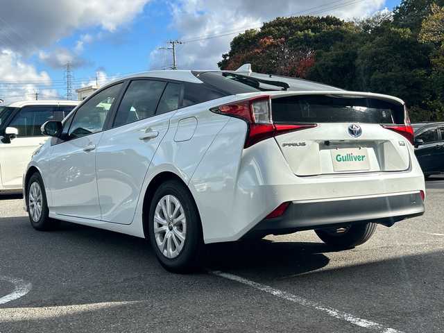 トヨタ プリウス S 大阪府 2022(令4)年 3.2万km プラチナホワイトパールマイカ 社外ナビ(BT/CD)/バックカメラ/レーダークルーズコントロール/レーンキープアシスト/コーナーセンサー/衝突被害軽減システム/横滑り防止装置/盗難防止装置/ETC/LEDヘッドライト/オートライト/オートマチックハイビーム/社外フロアマット/純正アルミホイール