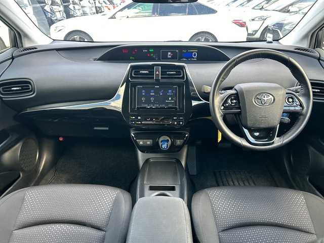 トヨタ プリウス S 大阪府 2022(令4)年 3.2万km プラチナホワイトパールマイカ 社外ナビ(BT/CD)/バックカメラ/レーダークルーズコントロール/レーンキープアシスト/コーナーセンサー/衝突被害軽減システム/横滑り防止装置/盗難防止装置/ETC/LEDヘッドライト/オートライト/オートマチックハイビーム/社外フロアマット/純正アルミホイール