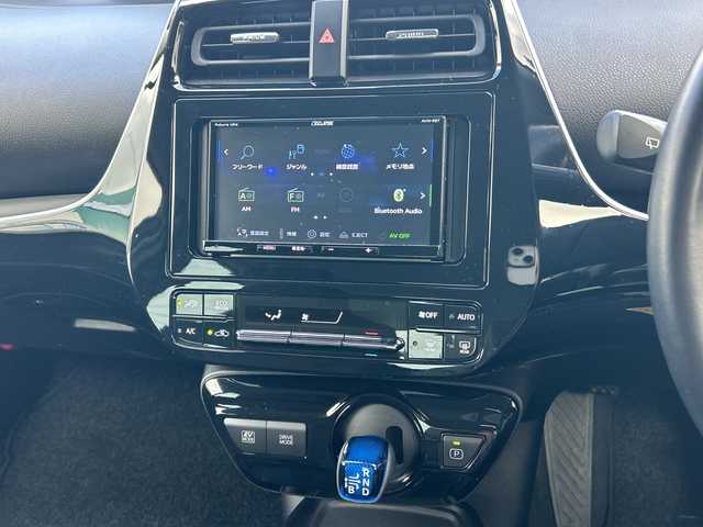 トヨタ プリウス S 大阪府 2022(令4)年 3.2万km プラチナホワイトパールマイカ 社外ナビ(BT/CD)/バックカメラ/レーダークルーズコントロール/レーンキープアシスト/コーナーセンサー/衝突被害軽減システム/横滑り防止装置/盗難防止装置/ETC/LEDヘッドライト/オートライト/オートマチックハイビーム/社外フロアマット/純正アルミホイール