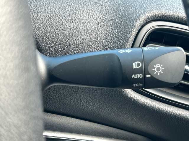 トヨタ プリウス S 大阪府 2022(令4)年 3.2万km プラチナホワイトパールマイカ 社外ナビ(BT/CD)/バックカメラ/レーダークルーズコントロール/レーンキープアシスト/コーナーセンサー/衝突被害軽減システム/横滑り防止装置/盗難防止装置/ETC/LEDヘッドライト/オートライト/オートマチックハイビーム/社外フロアマット/純正アルミホイール