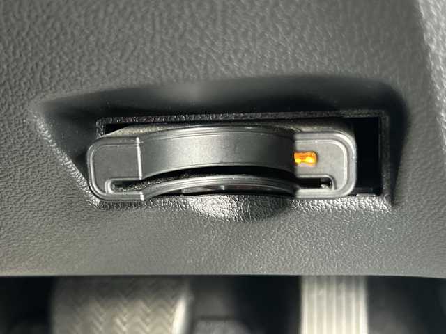 トヨタ プリウス S 大阪府 2022(令4)年 3.2万km プラチナホワイトパールマイカ 社外ナビ(BT/CD)/バックカメラ/レーダークルーズコントロール/レーンキープアシスト/コーナーセンサー/衝突被害軽減システム/横滑り防止装置/盗難防止装置/ETC/LEDヘッドライト/オートライト/オートマチックハイビーム/社外フロアマット/純正アルミホイール