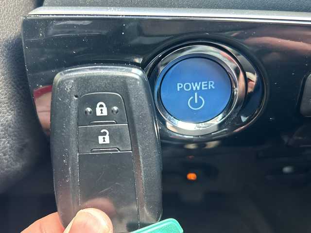 トヨタ プリウス S 大阪府 2022(令4)年 3.2万km プラチナホワイトパールマイカ 社外ナビ(BT/CD)/バックカメラ/レーダークルーズコントロール/レーンキープアシスト/コーナーセンサー/衝突被害軽減システム/横滑り防止装置/盗難防止装置/ETC/LEDヘッドライト/オートライト/オートマチックハイビーム/社外フロアマット/純正アルミホイール