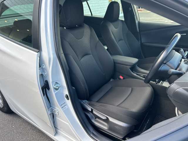 トヨタ プリウス S 大阪府 2022(令4)年 3.2万km プラチナホワイトパールマイカ 社外ナビ(BT/CD)/バックカメラ/レーダークルーズコントロール/レーンキープアシスト/コーナーセンサー/衝突被害軽減システム/横滑り防止装置/盗難防止装置/ETC/LEDヘッドライト/オートライト/オートマチックハイビーム/社外フロアマット/純正アルミホイール