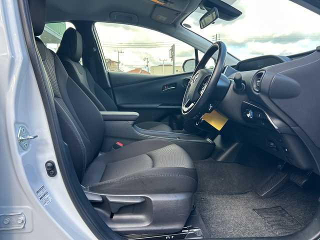 トヨタ プリウス S 大阪府 2022(令4)年 3.2万km プラチナホワイトパールマイカ 社外ナビ(BT/CD)/バックカメラ/レーダークルーズコントロール/レーンキープアシスト/コーナーセンサー/衝突被害軽減システム/横滑り防止装置/盗難防止装置/ETC/LEDヘッドライト/オートライト/オートマチックハイビーム/社外フロアマット/純正アルミホイール