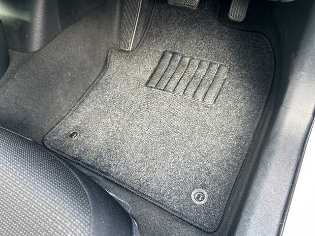 トヨタ プリウス S 大阪府 2022(令4)年 3.2万km プラチナホワイトパールマイカ 社外ナビ(BT/CD)/バックカメラ/レーダークルーズコントロール/レーンキープアシスト/コーナーセンサー/衝突被害軽減システム/横滑り防止装置/盗難防止装置/ETC/LEDヘッドライト/オートライト/オートマチックハイビーム/社外フロアマット/純正アルミホイール