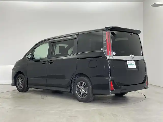 トヨタ ノア Si 埼玉県 2017(平29)年 4.1万km ブラック ワンオーナー/純正SDナビ(NSZT-Y66T)/ 【フルセグTV/CD/DVD/Bluetooth/USB】/バックカメラ/フリップダウンモニター/トヨタセーフティセンス/・プリクラッシュセーフティ/・オートマチックハイビーム/・レーンディパーチャーアラート/クルーズコントロール/両側電動スライドドア/ETC2.0/LEDヘッドライト/アイドリングストップ機能/横滑り防止装置/プッシュスタート/純正フロアマット/スマートキー×2本/保証書、取扱説明書付属