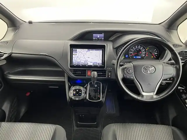 トヨタ ノア Si 埼玉県 2017(平29)年 4.1万km ブラック ワンオーナー/純正SDナビ(NSZT-Y66T)/ 【フルセグTV/CD/DVD/Bluetooth/USB】/バックカメラ/フリップダウンモニター/トヨタセーフティセンス/・プリクラッシュセーフティ/・オートマチックハイビーム/・レーンディパーチャーアラート/クルーズコントロール/両側電動スライドドア/ETC2.0/LEDヘッドライト/アイドリングストップ機能/横滑り防止装置/プッシュスタート/純正フロアマット/スマートキー×2本/保証書、取扱説明書付属