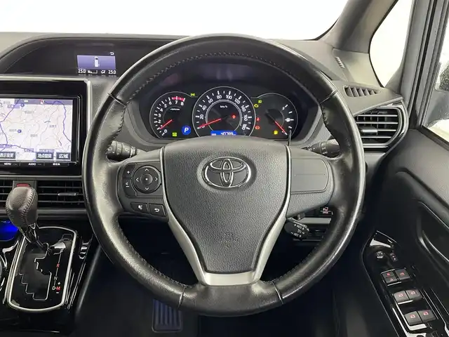トヨタ ノア Si 埼玉県 2017(平29)年 4.1万km ブラック ワンオーナー/純正SDナビ(NSZT-Y66T)/ 【フルセグTV/CD/DVD/Bluetooth/USB】/バックカメラ/フリップダウンモニター/トヨタセーフティセンス/・プリクラッシュセーフティ/・オートマチックハイビーム/・レーンディパーチャーアラート/クルーズコントロール/両側電動スライドドア/ETC2.0/LEDヘッドライト/アイドリングストップ機能/横滑り防止装置/プッシュスタート/純正フロアマット/スマートキー×2本/保証書、取扱説明書付属