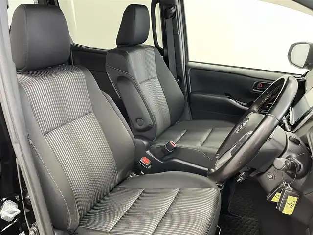 トヨタ ノア Si 埼玉県 2017(平29)年 4.1万km ブラック ワンオーナー/純正SDナビ(NSZT-Y66T)/ 【フルセグTV/CD/DVD/Bluetooth/USB】/バックカメラ/フリップダウンモニター/トヨタセーフティセンス/・プリクラッシュセーフティ/・オートマチックハイビーム/・レーンディパーチャーアラート/クルーズコントロール/両側電動スライドドア/ETC2.0/LEDヘッドライト/アイドリングストップ機能/横滑り防止装置/プッシュスタート/純正フロアマット/スマートキー×2本/保証書、取扱説明書付属
