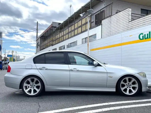 ＢＭＷ ３２０ｉ 埼玉県 2007(平19)年 9.5万km チタンシルバーM /6速MT//REMUSマフラー//ダウンサス//純正CDオーディオ//前2席パワーシート//ETC//キーレス//キセノン//W.サイド.カーテンエアバッグ//ABS//革巻きステアリング//オートライト//スモークフィルム//18インチAW//新車時保証書//取扱説明書//スペアキー