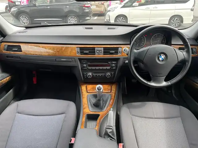 ＢＭＷ ３２０ｉ 埼玉県 2007(平19)年 9.5万km チタンシルバーM /6速MT//REMUSマフラー//ダウンサス//純正CDオーディオ//前2席パワーシート//ETC//キーレス//キセノン//W.サイド.カーテンエアバッグ//ABS//革巻きステアリング//オートライト//スモークフィルム//18インチAW//新車時保証書//取扱説明書//スペアキー