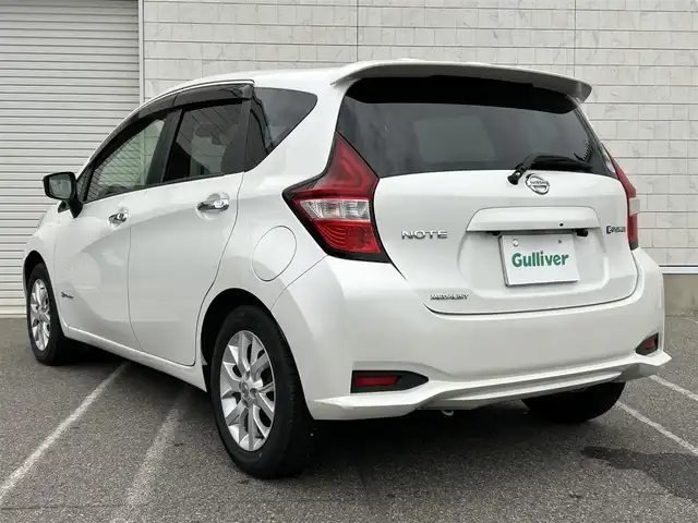 日産 ノート e－パワー メダリスト 新潟県 2017(平29)年 6.2万km ブリリアントホワイトパール 純正ナビ【ワンセグTV/FM・AM/BT】/衝突軽減/バックカメラ/ドライブレコーダー/ETC/LEDヘッドライト/オートライト/横滑り防止/革巻きステアリング/ステアリングスイッチ/プッシュスタート/スマートキー/純正アルミホイール/純正フロアマット