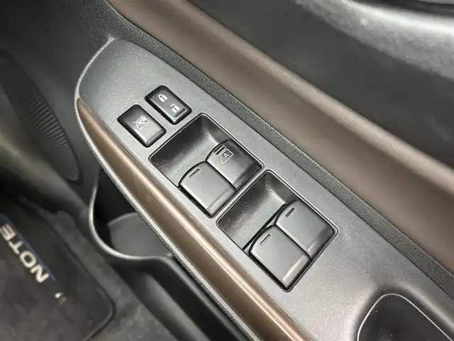 日産 ノート e－パワー メダリスト 新潟県 2017(平29)年 6.2万km ブリリアントホワイトパール 純正ナビ【ワンセグTV/FM・AM/BT】/衝突軽減/バックカメラ/ドライブレコーダー/ETC/LEDヘッドライト/オートライト/横滑り防止/革巻きステアリング/ステアリングスイッチ/プッシュスタート/スマートキー/純正アルミホイール/純正フロアマット