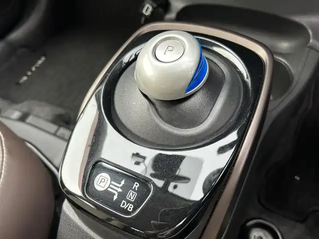 日産 ノート e－パワー メダリスト 新潟県 2017(平29)年 6.2万km ブリリアントホワイトパール 純正ナビ【ワンセグTV/FM・AM/BT】/衝突軽減/バックカメラ/ドライブレコーダー/ETC/LEDヘッドライト/オートライト/横滑り防止/革巻きステアリング/ステアリングスイッチ/プッシュスタート/スマートキー/純正アルミホイール/純正フロアマット