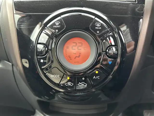 日産 ノート e－パワー メダリスト 新潟県 2017(平29)年 6.2万km ブリリアントホワイトパール 純正ナビ【ワンセグTV/FM・AM/BT】/衝突軽減/バックカメラ/ドライブレコーダー/ETC/LEDヘッドライト/オートライト/横滑り防止/革巻きステアリング/ステアリングスイッチ/プッシュスタート/スマートキー/純正アルミホイール/純正フロアマット