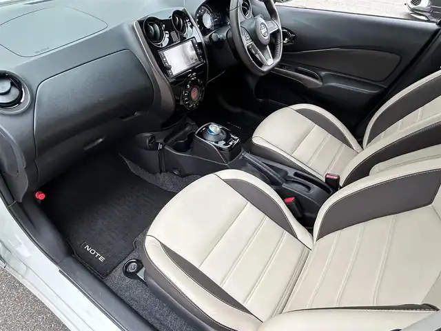 日産 ノート e－パワー メダリスト 新潟県 2017(平29)年 6.2万km ブリリアントホワイトパール 純正ナビ【ワンセグTV/FM・AM/BT】/衝突軽減/バックカメラ/ドライブレコーダー/ETC/LEDヘッドライト/オートライト/横滑り防止/革巻きステアリング/ステアリングスイッチ/プッシュスタート/スマートキー/純正アルミホイール/純正フロアマット