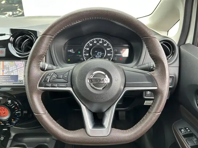 日産 ノート e－パワー メダリスト 新潟県 2017(平29)年 6.2万km ブリリアントホワイトパール 純正ナビ【ワンセグTV/FM・AM/BT】/衝突軽減/バックカメラ/ドライブレコーダー/ETC/LEDヘッドライト/オートライト/横滑り防止/革巻きステアリング/ステアリングスイッチ/プッシュスタート/スマートキー/純正アルミホイール/純正フロアマット