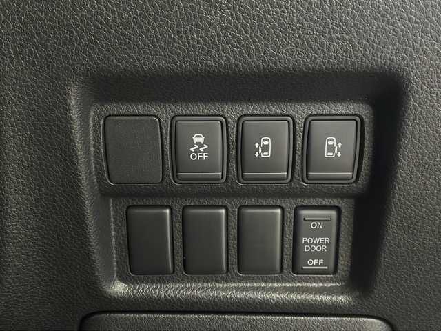 日産 エルグランド 250ハイウェイスター 栃木県 2014(平26)年 5.6万km ブリリアントシルバー 純正ナビ/(CD/DVD/BT/TV/AM/FM/USB)/後席モニター/両側パワースライドドア/オートエアコン/オートライト/ＬＥＤヘッドライト/電動格納ミラー/フォグライト/バックカメラ/ＥＴＣ/純正フロアマット/ＵＳＢ端子/純正サイドバイザー/スマートキー/ステアリングスイッチ/プッシュスタート