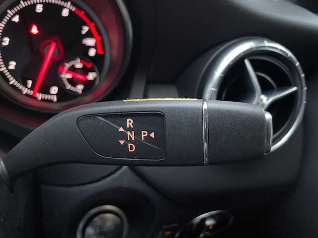 メルセデス・ベンツ ＣＬＡ１８０ Sブレイク　スポーツ 茨城県 2017(平29)年 6万km カルサイトホワイト 純正ナビ【AM/FM/CD/DVD/フルセグ】/レザーシート/バックカメラ/シートヒーター/D席パワーシート/メモリシート/ETC2.0/コーナーセンサー/横滑り防止装置/LEDライト/保証書/スペアキー×１