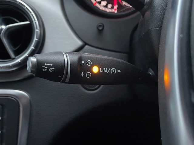 メルセデス・ベンツ ＣＬＡ１８０ Sブレイク　スポーツ 茨城県 2017(平29)年 6万km カルサイトホワイト 純正ナビ【AM/FM/CD/DVD/フルセグ】/レザーシート/バックカメラ/シートヒーター/D席パワーシート/メモリシート/ETC2.0/コーナーセンサー/横滑り防止装置/LEDライト/保証書/スペアキー×１