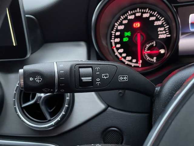 メルセデス・ベンツ ＣＬＡ１８０ Sブレイク　スポーツ 茨城県 2017(平29)年 6万km カルサイトホワイト 純正ナビ【AM/FM/CD/DVD/フルセグ】/レザーシート/バックカメラ/シートヒーター/D席パワーシート/メモリシート/ETC2.0/コーナーセンサー/横滑り防止装置/LEDライト/保証書/スペアキー×１