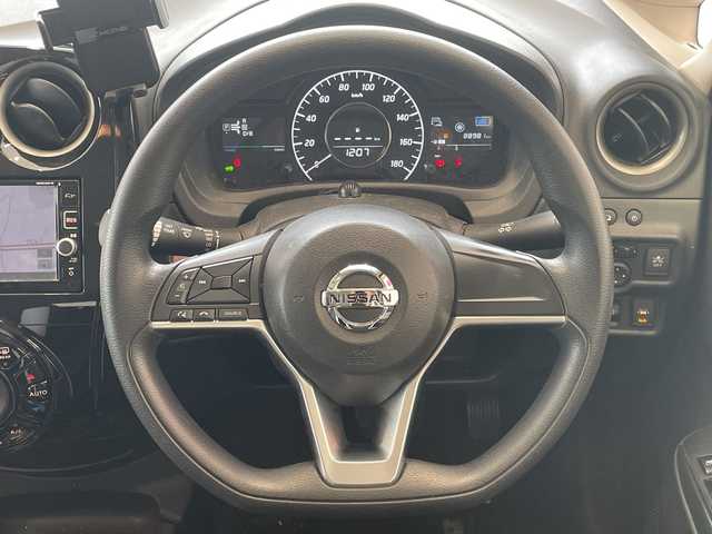 日産 ノート e－パワー X 埼玉県 2016(平28)年 8.9万km ダークメタルグレー エマージェンシーブレーキ /純正メモリナビ/　　CD/DVD/BT/フルセグ/ステアリングスイッチ /ETC