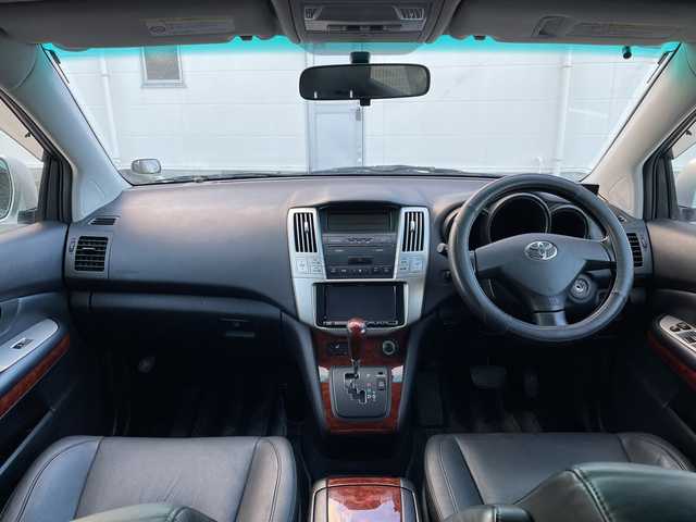 トヨタ ハリアー 240G プレミアム Lパッケージ 三重県 2010(平22)年 10.1万km シルバーM 登録時走行距離　１００３４２ｋｍ/ワンオーナー/禁煙車/黒革/社外ナビ（アルパイン）/AM/FM/CD/DVD/TV/フルセグテレビ/ETC/シートヒーター/バックカメラ/フロントカメラ/パワーステアリング/パワーウィンドウ/AUTOライト/AUTOエアコン/純正フロアマット/純正アルミホイール/電挌ミラー