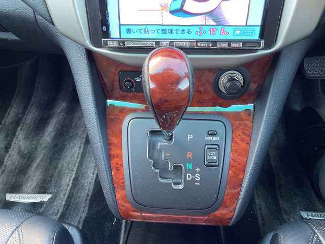 トヨタ ハリアー 240G プレミアム Lパッケージ 三重県 2010(平22)年 10.1万km シルバーM 登録時走行距離　１００３４２ｋｍ/ワンオーナー/禁煙車/黒革/社外ナビ（アルパイン）/AM/FM/CD/DVD/TV/フルセグテレビ/ETC/シートヒーター/バックカメラ/フロントカメラ/パワーステアリング/パワーウィンドウ/AUTOライト/AUTOエアコン/純正フロアマット/純正アルミホイール/電挌ミラー