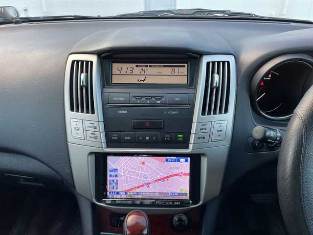 トヨタ ハリアー 240G プレミアム Lパッケージ 三重県 2010(平22)年 10.1万km シルバーM 登録時走行距離　１００３４２ｋｍ/ワンオーナー/禁煙車/黒革/社外ナビ（アルパイン）/AM/FM/CD/DVD/TV/フルセグテレビ/ETC/シートヒーター/バックカメラ/フロントカメラ/パワーステアリング/パワーウィンドウ/AUTOライト/AUTOエアコン/純正フロアマット/純正アルミホイール/電挌ミラー