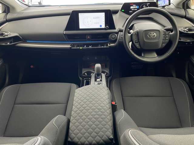 トヨタ プリウス G 兵庫県 2023(令5)年 0.9万km アティチュードブラックマイカ ・モデリスタエアロ（F、S、R）/・8インチナビ/USB/TV/Miracast/HDMI/・パノラミックビューモニター/・ビルトインETC2.0/・AC100V電源/・社外レーダー探知機/・前後ドライブレコーダー/・前席シートヒーター/・Toyota　Safety　Sense/・プリクラッシュセーフティ/・レーントレーシングアシスト/・レーンディパーチャーアラート/・レーダークルーズコントロール/・オートマチックハイビーム/・ロードサインアシスト/・ドライバー異常時対応システム/・プロアクティブドライビングアシスト/・発進遅れ告知機能/・ブラインドスポットモニター/・後方車両接近告知/・リヤカメラディテクション/・安心降車アシスト/・周辺車両接近時サポート/・ＬＥＤヘッドライト/・ウインカー付きドアミラー/・純正フロアマット/・純正１９インチアルミホイール/・スマートキー/・プッシュスタート