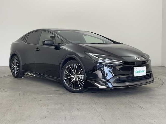 トヨタ プリウス G 兵庫県 2023(令5)年 0.9万km アティチュードブラックマイカ ・モデリスタエアロ（F、S、R）/・8インチナビ/USB/TV/Miracast/HDMI/・パノラミックビューモニター/・ビルトインETC2.0/・AC100V電源/・社外レーダー探知機/・前後ドライブレコーダー/・前席シートヒーター/・Toyota　Safety　Sense/・プリクラッシュセーフティ/・レーントレーシングアシスト/・レーンディパーチャーアラート/・レーダークルーズコントロール/・オートマチックハイビーム/・ロードサインアシスト/・ドライバー異常時対応システム/・プロアクティブドライビングアシスト/・発進遅れ告知機能/・ブラインドスポットモニター/・後方車両接近告知/・リヤカメラディテクション/・安心降車アシスト/・周辺車両接近時サポート/・ＬＥＤヘッドライト/・ウインカー付きドアミラー/・純正フロアマット/・純正１９インチアルミホイール/・スマートキー/・プッシュスタート