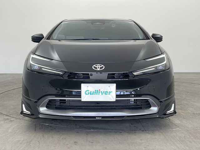 トヨタ プリウス G 兵庫県 2023(令5)年 0.9万km アティチュードブラックマイカ ・モデリスタエアロ（F、S、R）/・8インチナビ/USB/TV/Miracast/HDMI/・パノラミックビューモニター/・ビルトインETC2.0/・AC100V電源/・社外レーダー探知機/・前後ドライブレコーダー/・前席シートヒーター/・Toyota　Safety　Sense/・プリクラッシュセーフティ/・レーントレーシングアシスト/・レーンディパーチャーアラート/・レーダークルーズコントロール/・オートマチックハイビーム/・ロードサインアシスト/・ドライバー異常時対応システム/・プロアクティブドライビングアシスト/・発進遅れ告知機能/・ブラインドスポットモニター/・後方車両接近告知/・リヤカメラディテクション/・安心降車アシスト/・周辺車両接近時サポート/・ＬＥＤヘッドライト/・ウインカー付きドアミラー/・純正フロアマット/・純正１９インチアルミホイール/・スマートキー/・プッシュスタート