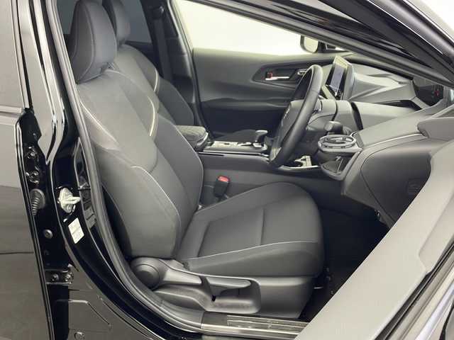 トヨタ プリウス G 兵庫県 2023(令5)年 0.9万km アティチュードブラックマイカ ・モデリスタエアロ（F、S、R）/・8インチナビ/USB/TV/Miracast/HDMI/・パノラミックビューモニター/・ビルトインETC2.0/・AC100V電源/・社外レーダー探知機/・前後ドライブレコーダー/・前席シートヒーター/・Toyota　Safety　Sense/・プリクラッシュセーフティ/・レーントレーシングアシスト/・レーンディパーチャーアラート/・レーダークルーズコントロール/・オートマチックハイビーム/・ロードサインアシスト/・ドライバー異常時対応システム/・プロアクティブドライビングアシスト/・発進遅れ告知機能/・ブラインドスポットモニター/・後方車両接近告知/・リヤカメラディテクション/・安心降車アシスト/・周辺車両接近時サポート/・ＬＥＤヘッドライト/・ウインカー付きドアミラー/・純正フロアマット/・純正１９インチアルミホイール/・スマートキー/・プッシュスタート