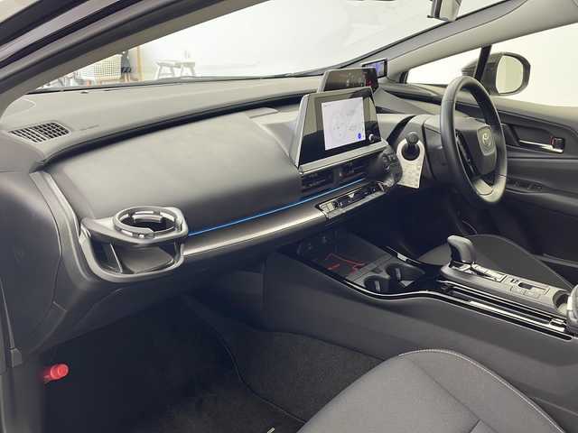 トヨタ プリウス G 兵庫県 2023(令5)年 0.9万km アティチュードブラックマイカ ・モデリスタエアロ（F、S、R）/・8インチナビ/USB/TV/Miracast/HDMI/・パノラミックビューモニター/・ビルトインETC2.0/・AC100V電源/・社外レーダー探知機/・前後ドライブレコーダー/・前席シートヒーター/・Toyota　Safety　Sense/・プリクラッシュセーフティ/・レーントレーシングアシスト/・レーンディパーチャーアラート/・レーダークルーズコントロール/・オートマチックハイビーム/・ロードサインアシスト/・ドライバー異常時対応システム/・プロアクティブドライビングアシスト/・発進遅れ告知機能/・ブラインドスポットモニター/・後方車両接近告知/・リヤカメラディテクション/・安心降車アシスト/・周辺車両接近時サポート/・ＬＥＤヘッドライト/・ウインカー付きドアミラー/・純正フロアマット/・純正１９インチアルミホイール/・スマートキー/・プッシュスタート