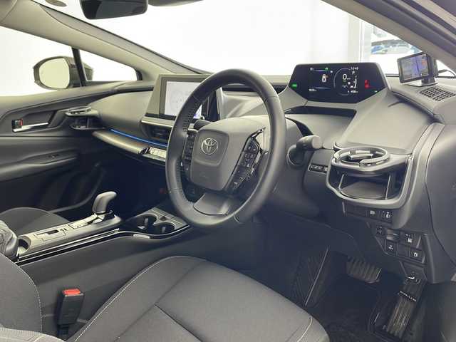 トヨタ プリウス G 兵庫県 2023(令5)年 0.9万km アティチュードブラックマイカ ・モデリスタエアロ（F、S、R）/・8インチナビ/USB/TV/Miracast/HDMI/・パノラミックビューモニター/・ビルトインETC2.0/・AC100V電源/・社外レーダー探知機/・前後ドライブレコーダー/・前席シートヒーター/・Toyota　Safety　Sense/・プリクラッシュセーフティ/・レーントレーシングアシスト/・レーンディパーチャーアラート/・レーダークルーズコントロール/・オートマチックハイビーム/・ロードサインアシスト/・ドライバー異常時対応システム/・プロアクティブドライビングアシスト/・発進遅れ告知機能/・ブラインドスポットモニター/・後方車両接近告知/・リヤカメラディテクション/・安心降車アシスト/・周辺車両接近時サポート/・ＬＥＤヘッドライト/・ウインカー付きドアミラー/・純正フロアマット/・純正１９インチアルミホイール/・スマートキー/・プッシュスタート
