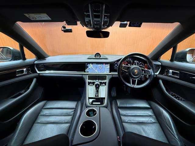 ポルシェ パナメーラ 千葉県 2017(平29)年 5.4万km ヴァルカノグレーメタリック スポーツクロノＰＫＧ　/黒革シート　/クルーズコントロール　/ナビ　/地デジＴＶ　/３６０°　/Ｂｌｕｅｔｏｏｔｈ接続　/電動シート　/シートヒーター　/電動リアゲート　/ソフトクローズドア　　/ＬＫＡ　/ＥＴＣ　/ドラレコ